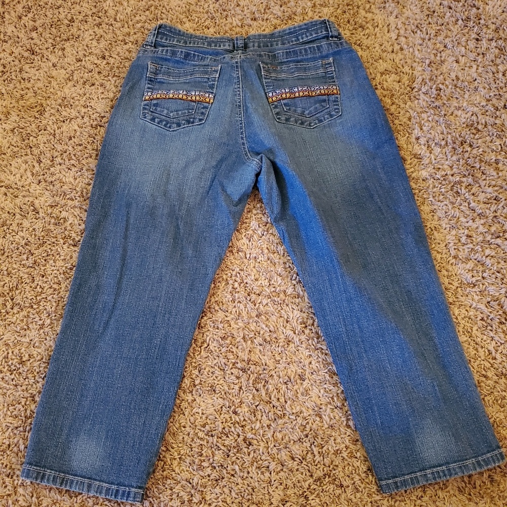 Cropped Lee Capris - Picture 3 of 7